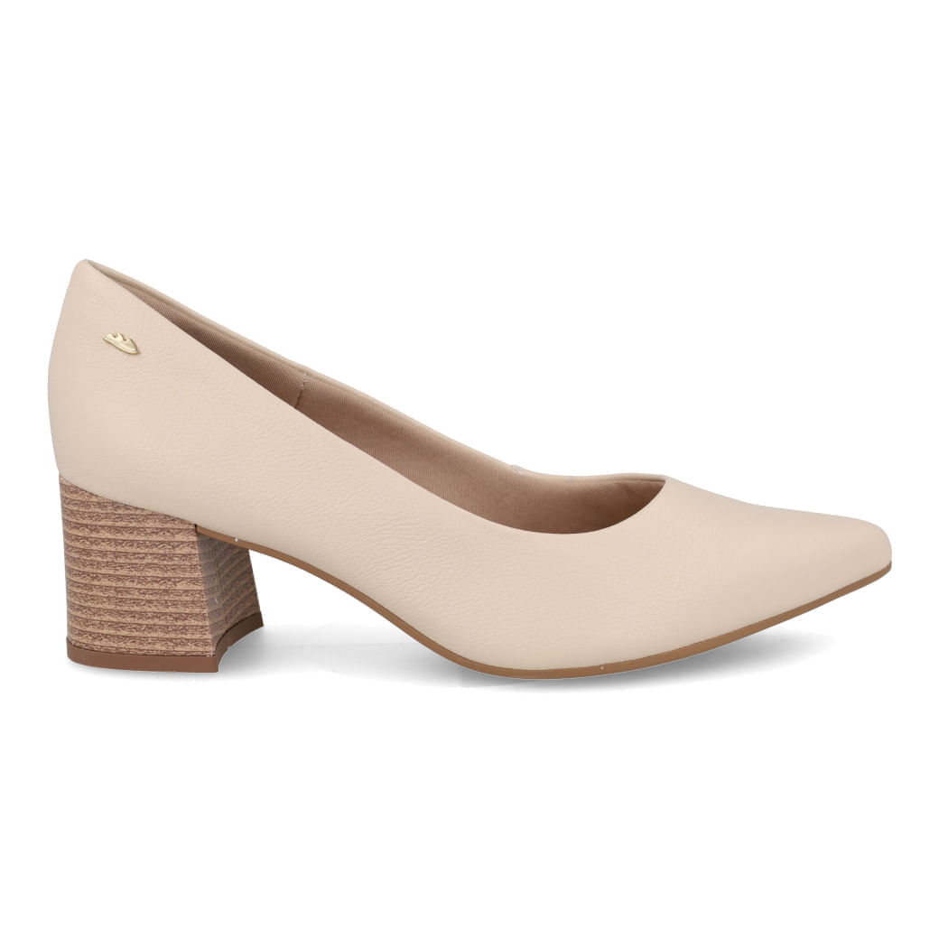 Sapato Dakota Salto Bloco Feminino Creme em ângulo frontal, com salto bloco e textura no cabedal sintético.